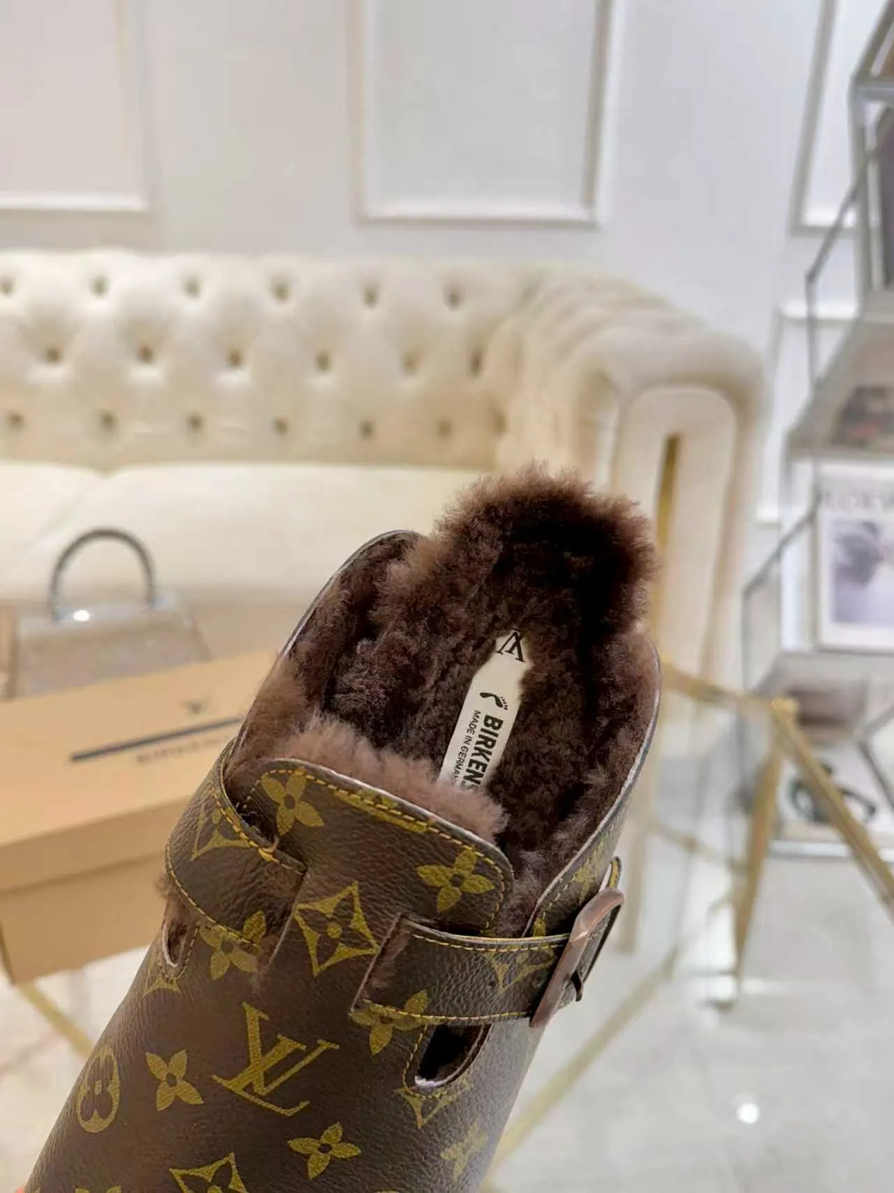 p600 ✨ LV wool slippers for couples｜Even the toes exude a sense of luxury ✨ We have achieved the ultimate restoration of the "high version" of this pair of LV classic Birkenstock slippers, with the mark of luxury in every detail. 👫 ▫️ Original jacquard with delicate cowhide leather, retro texture is at your fingertips; ▫️ 100% pure wool lining, wearing barefoot is like stepping on clouds, skin-friendly, breathable and not sweaty; ▫️ Three-dimensional toe cap + non-slip rubber sole, safe and secure when walking in the wind.  The belt buckle and presbyopia elements are embellished, revealing the aura of a big-name brand in a low-key manner. Whether it is on a date or out on the street, every step is like walking in the middle of a show.  Pair it with jeans for a lazy and casual look; with a coat and skirt, it will look elegant. With one pair of shoes, you can easily switch between multiple styles, and you never have to be deliberate about the sense of luxury.  #LVcouples #high-endwear #lightluxurylife #quality recommendation Fabric: classic presbyopia/imported sheepskin/classic jacquard fabric Lining: imported wool lining Sole: original rubber sole Size: Female 35-41 Male 38-46
